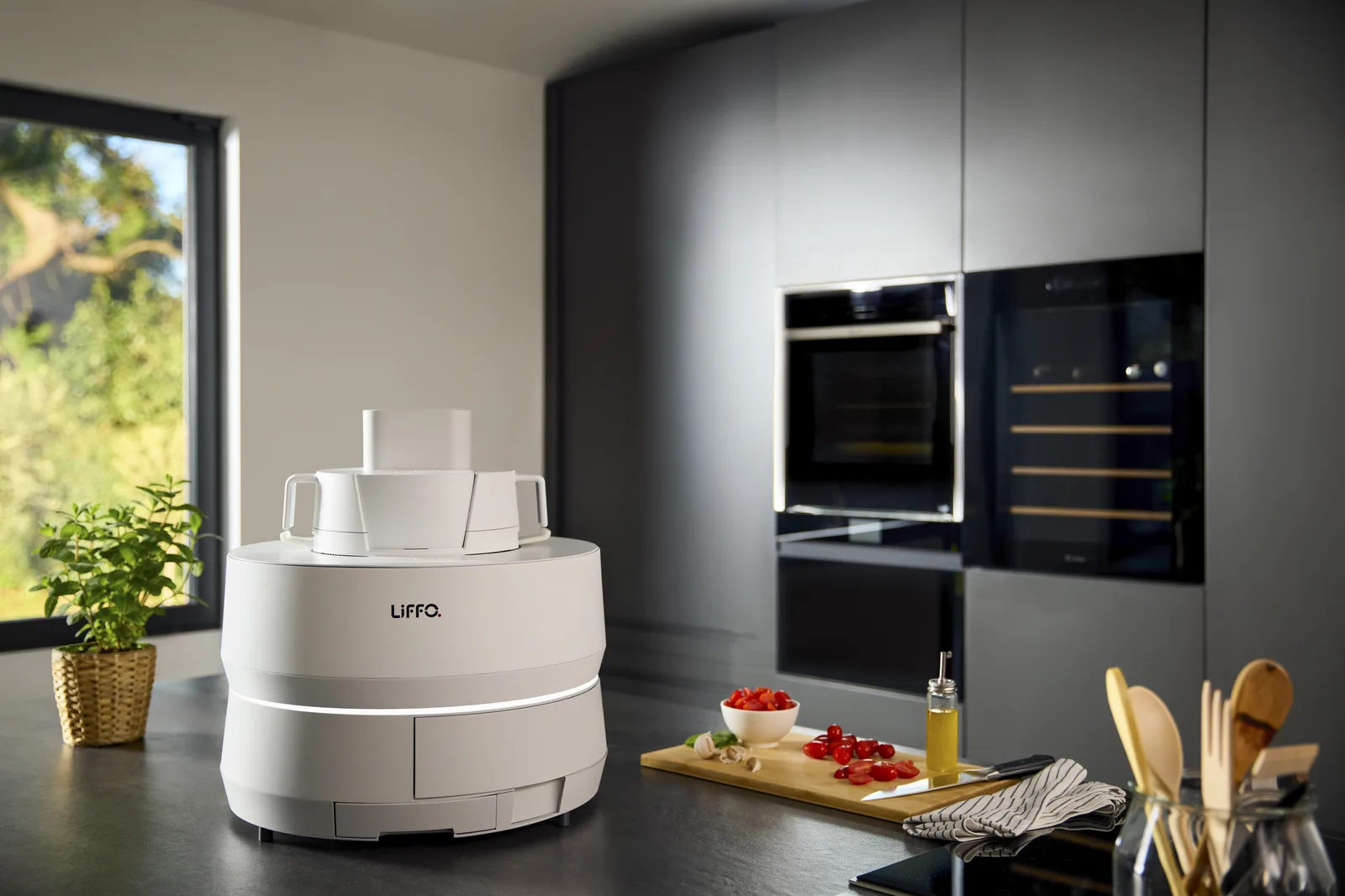 Liffo Kochroboter bereitet eigenständig ein Sterne-Gericht zu.