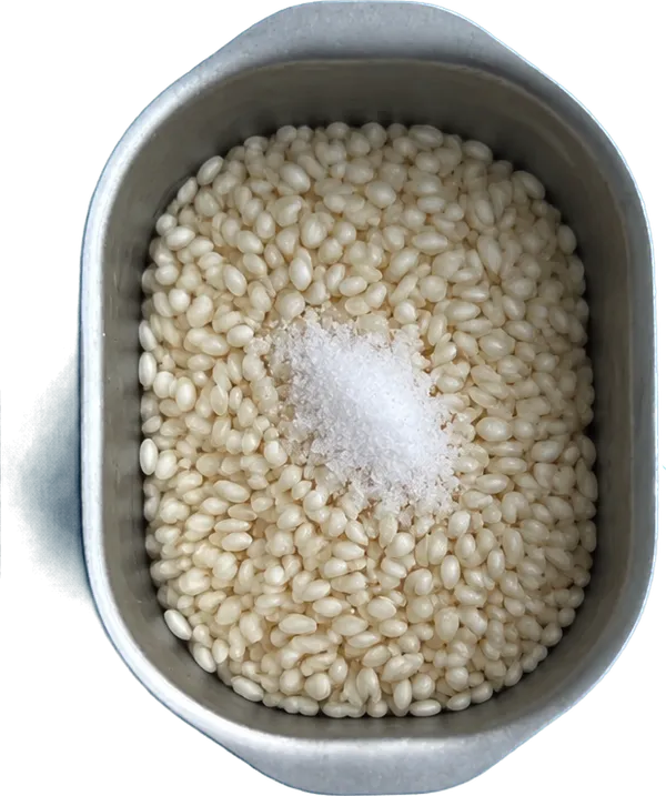 Nel secondo contenitore mettete 320 g di riso Carnaroli e 3 cucchiai Liffo di sale fino.