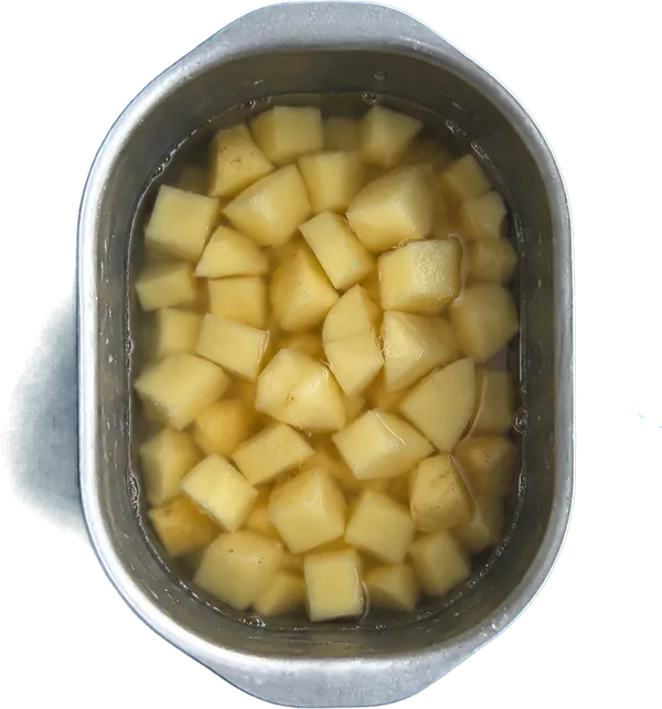 Nel quarto contenitore mettete 250 g di patate a dadini piccoli e 150 g di acqua.