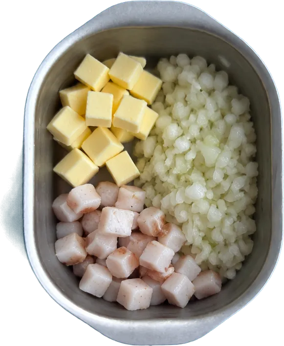 Nel primo contenitore mettete 25 g di burro a dadini piccoli, 40 g di cipolle bionde tritate e 30 g di lardo a dadini piccoli.