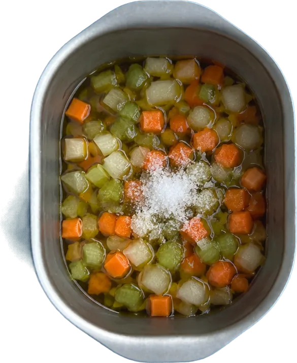 Nel primo contenitore mettete 25 g di olio extravergine di oliva, 60 g di sedano a dadini piccoli, 60 g di cipolle bionde a dadini piccoli, 60 g di carote a dadini piccoli e 1 cucchiaio Liffo di sale fino.
