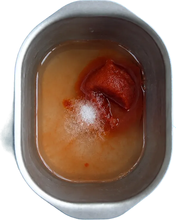 Nel quarto contenitore mettete 100 g di acqua, 20 g di concentrato di pomodoro e 2 cucchiai Liffo di sale fino.