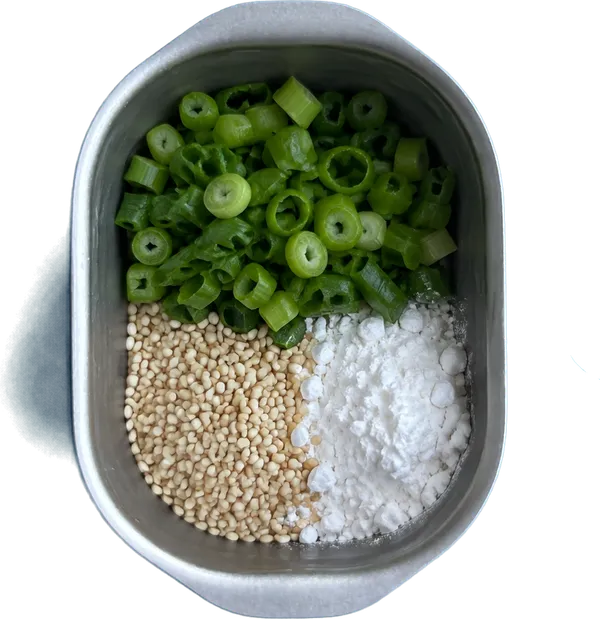 Nel settimo contenitore mettete 50 g di cipollotti parte verde a rondelle, 20 g di semi di sesamo e 10 g di amido di mais.