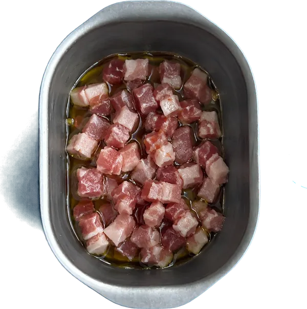 Nel primo contenitore mettete 15 g di olio extravergine di oliva e 100 g di pancetta dolce a dadini piccoli.