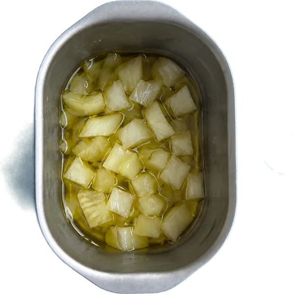 Nel primo contenitore mettete 20 g di olio extravergine di oliva e 40 g di cipolle bionde tritate.