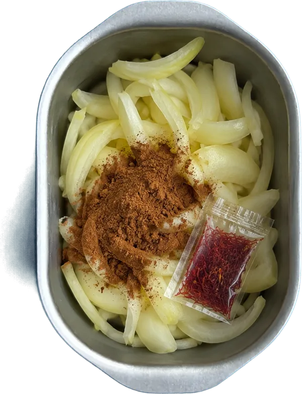 Nel quarto contenitore mettete 100 g di cipolle bionde affettate, 1 cucchiaino di cannella in polvere e 1 bustina di zafferano.