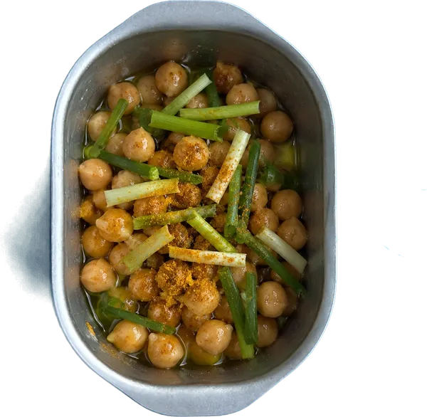 Nel primo contenitore mettete 25 g di olio extravergine di oliva, 150 g di ceci cotti, 30 g di cipollotti a julienne e 0.5 cucchiaini di curry in polvere.