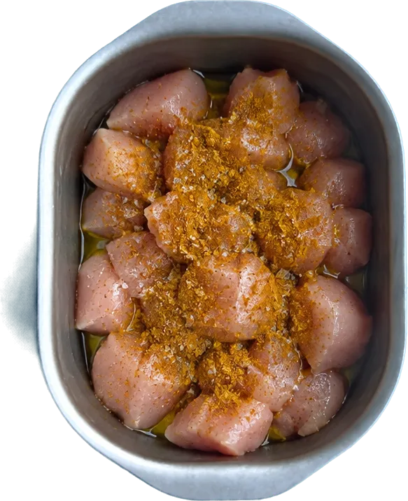 Nel quarto contenitore mettete 5 g di olio extravergine di oliva, 300 g di pollo a dadini medi, 2.5 cucchiai Liffo di sale fino e 1.5 cucchiaini di curry in polvere in polvere.