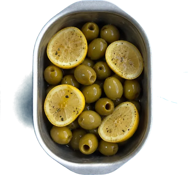 Nel quinto contenitore mettete 50 g di olive verdi denocciolate intera e 4 fette di limoni a metà.