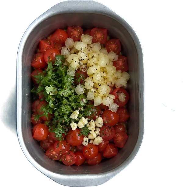 Nel sesto contenitore mettete 150 g di pomodorini rossi a dadini piccoli, 50 g di cipolle bionde tritate, 10 g di prezzemolo fresco tritato, 2 pizzichi di pepe nero e 1 spicchio di aglio fresco tritato.