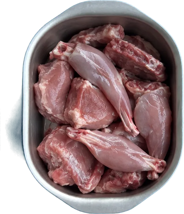 Nel terzo contenitore mettete 340 g di coniglio a pezzi.