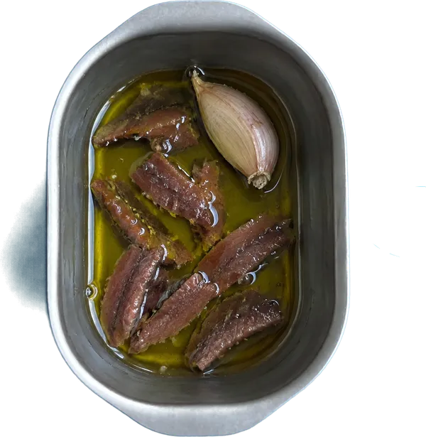 Nel primo contenitore mettete 25 g di olio extravergine di oliva, 6 filetti di acciughe sott'olio a pezzetti e 1 spicchio di aglio fresco in camicia.