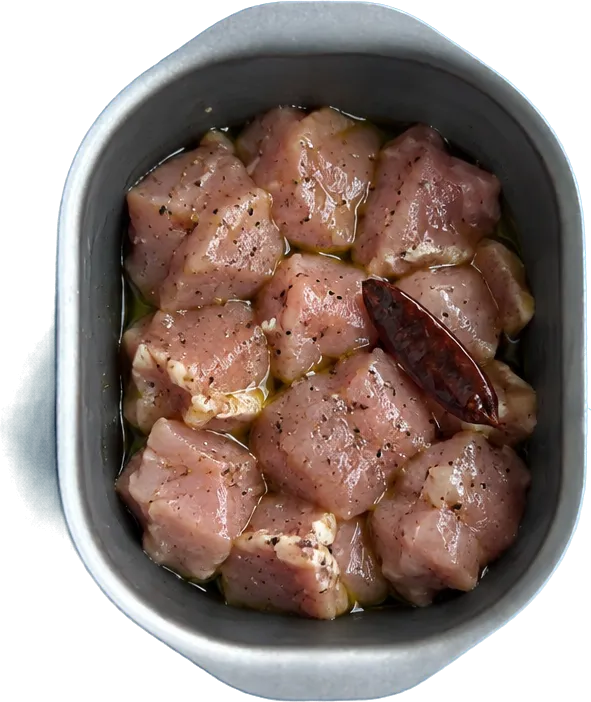 Nel secondo contenitore mettete 5 g di olio extravergine di oliva, 300 g di sovracoscia disossata di pollo a dadini medi, 2 pizzichi di pepe nero e 1 pizzico di peperoncino essiccato intero.