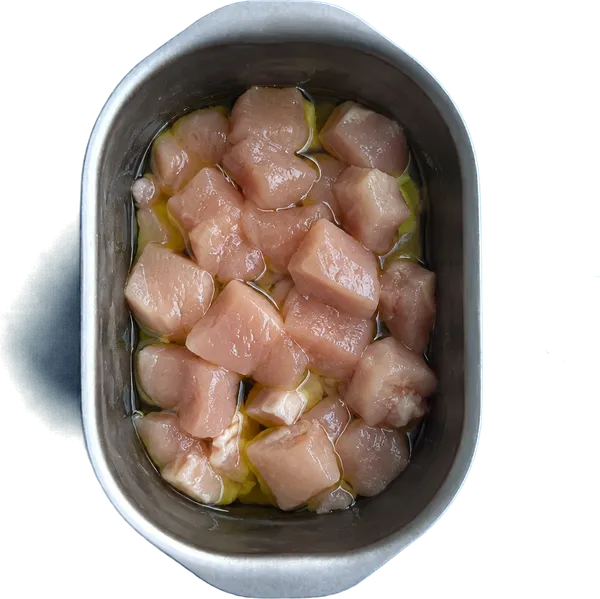 Nel secondo contenitore mettete 5 g di olio extravergine di oliva e 260 g di pollo a dadini medi.