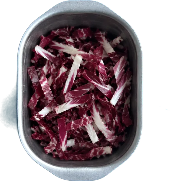 Nel sesto contenitore mettete 80 g di radicchi rossi a listarelle.