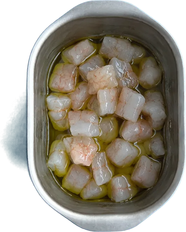 Nel quinto contenitore mettete 25 g di olio extravergine di oliva e 200 g di gamberi freschi puliti a dadini medi.