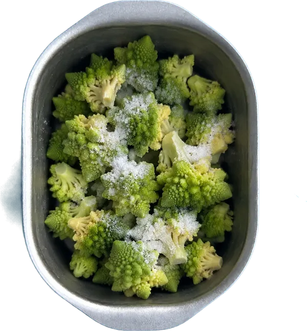 Nel terzo contenitore mettete 120 g di broccoli romanesco a cimette e 2 cucchiai Liffo di sale fino.