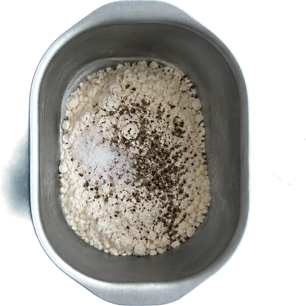 Nel quinto contenitore mettete 15 g di farina di frumento 00, 4 cucchiai Liffo di sale fino e 2 pizzichi di pepe nero in polvere.