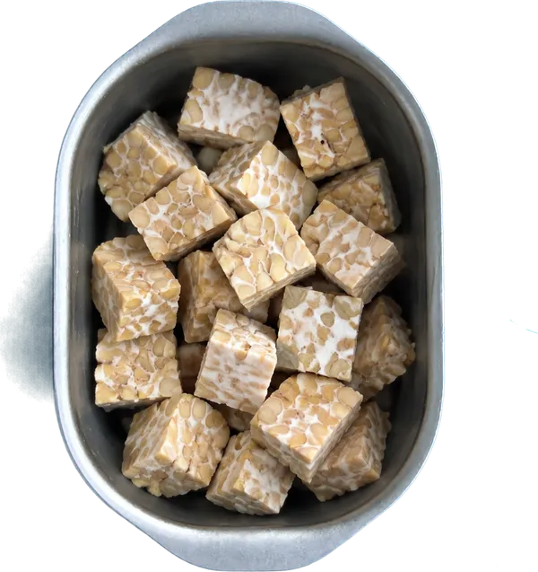 Nel secondo contenitore mettete 350 g di tempeh di soia a dadini grandi.