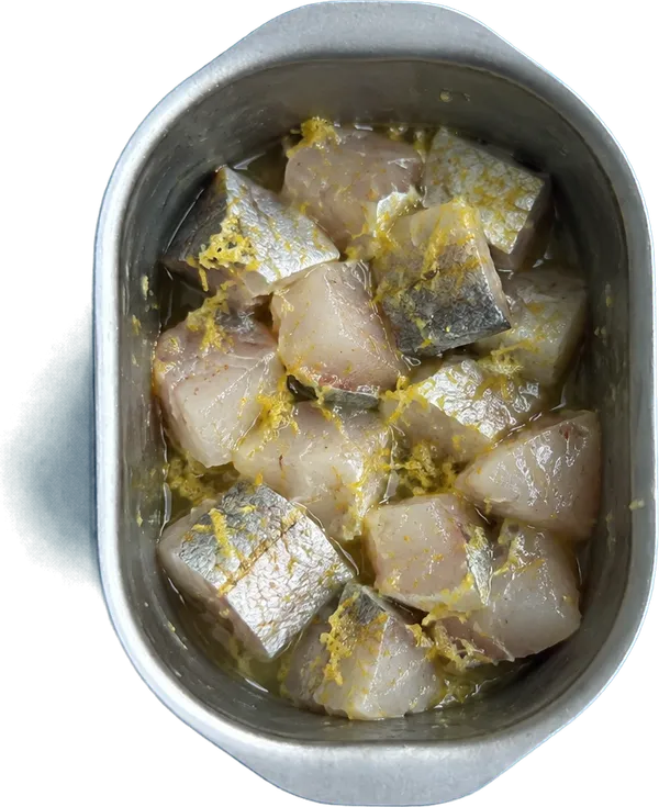 Nel sesto contenitore mettete 40 g di orata a dadini grandi, 25 g di succo di limone e 0.5 unità di scorze di limone grattugiate.