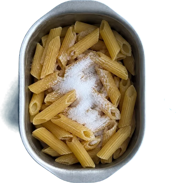 Nel primo contenitore mettete 160 g di penne rigate e 2 cucchiai Liffo di sale fino.