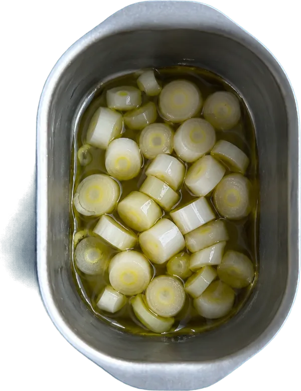 Nel primo contenitore mettete 20 g di olio extravergine di oliva e 60 g di cipollotti parte bianca a rondelle.
