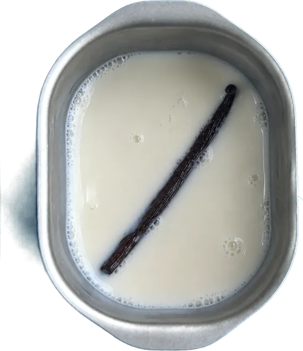 Nel terzo contenitore mettete 350 g di latte vaccino fresco intero e 1 baccello di vaniglia.