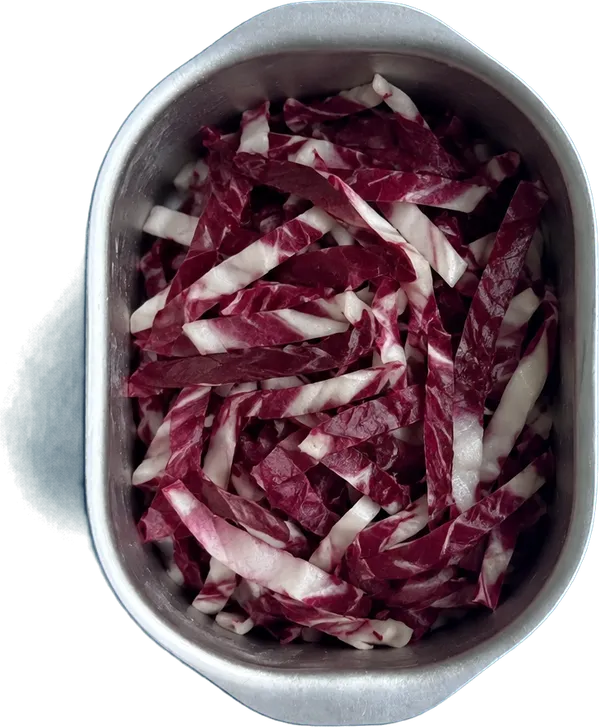 Nel quarto contenitore mettete 100 g di radicchi rossi a listarelle.