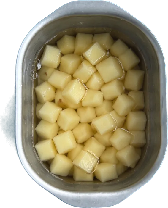 Nel secondo contenitore mettete 150 g di patate a dadini piccoli e 100 g di acqua.