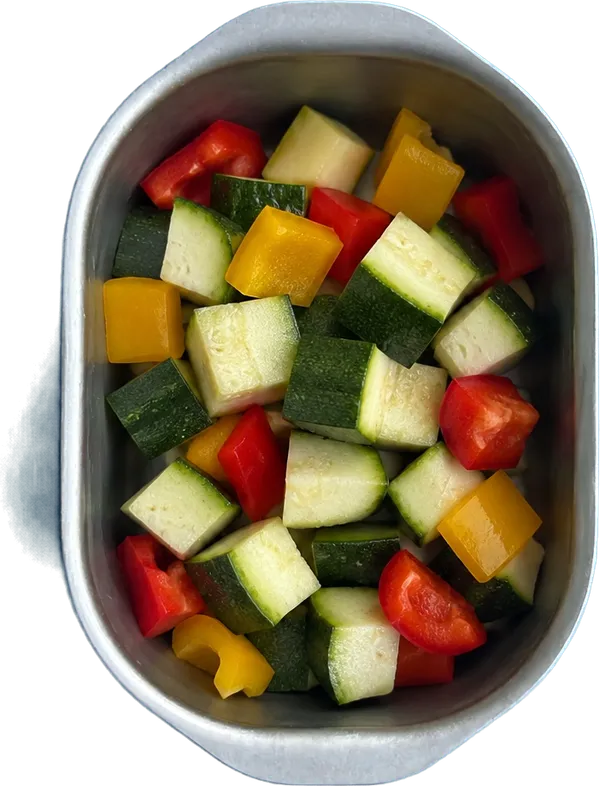 Nel terzo contenitore mettete 160 g di zucchine a dadini grandi e 40 g di peperoni a dadini grandi.