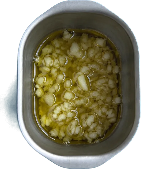 Nel primo contenitore mettete 25 g di olio extravergine di oliva e 30 g di cipolle bionde tritate.