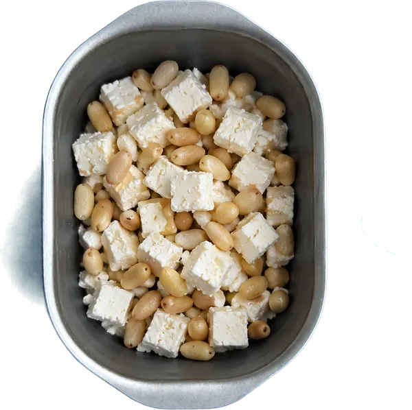 Nel settimo contenitore mettete 100 g di feta a dadini piccoli e 30 g di pinoli intero.