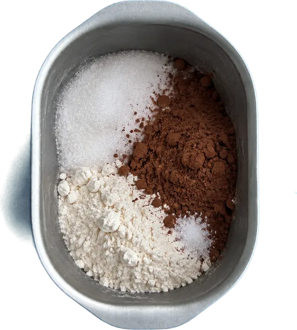 Nel primo contenitore mettete 100 g di zucchero bianco, 35 g di cacao amaro, 35 g di farina di frumento 00 e 0.5 cucchiai Liffo di sale fino.