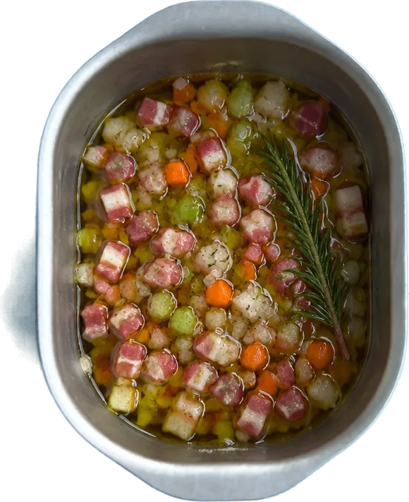 Nel primo contenitore mettete 20 g di olio extravergine di oliva, 150 g di pancetta dolce a dadini piccoli, 40 g di cipolle bionde tritate, 30 g di sedano tritato, 30 g di carote tritate, 2 rametti di timo fresco tritato e 1 rametto di rosmarino fresco intero.