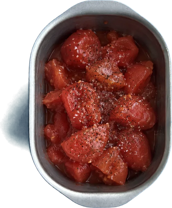 Nel settimo contenitore mettete 200 g di pomodori pelati a pezzetti, 4 cucchiai Liffo di sale fino e 2 pizzichi di pepe nero in polvere.