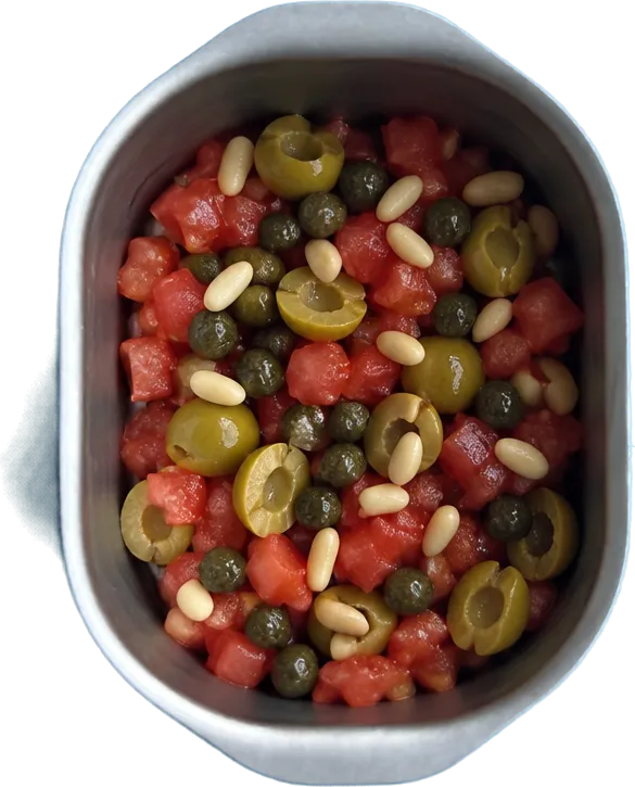 Nel secondo contenitore mettete 150 g di pomodori freschi a dadini piccoli, 60 g di olive verdi denocciolate a metà, 30 g di capperi sotto sale dissalati e 25 g di pinoli intero.