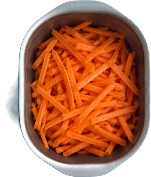 Nel secondo contenitore mettete 150 g di carote a listarelle.