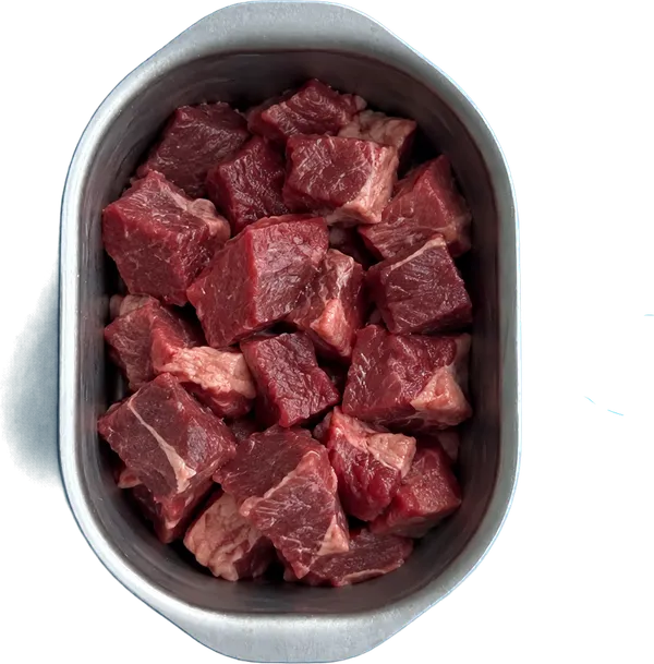 Nel secondo contenitore mettete 400 g di spalla di manzo a dadini medi.