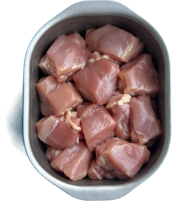 Nel quinto contenitore mettete 360 g di sovracoscia disossata di pollo a dadini grandi.