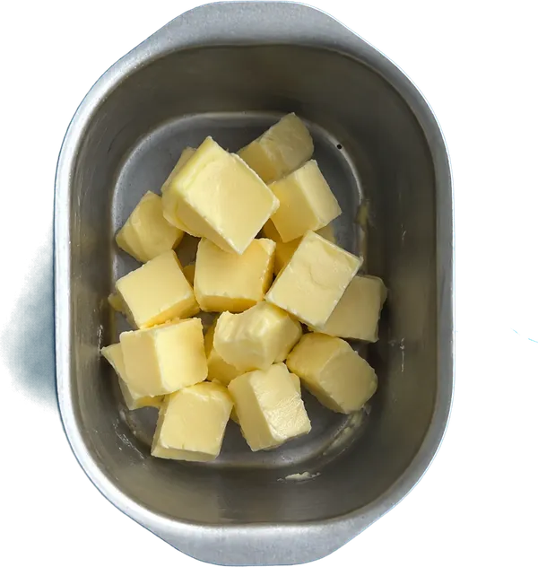 Nel primo contenitore mettete 20 g di burro a dadini medi.