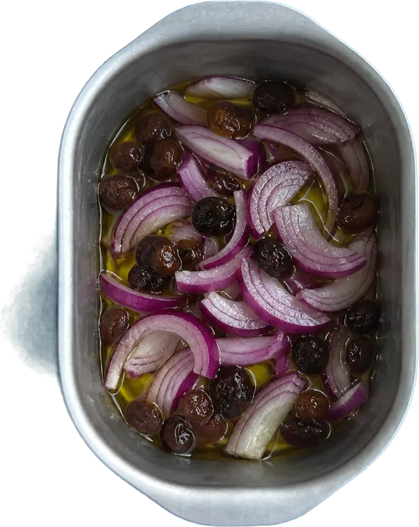 Nel primo contenitore mettete 30 g di olio extravergine di oliva, 100 g di cipolle rosse affettate e 40 g di uvetta essiccata previo ammollo intera.