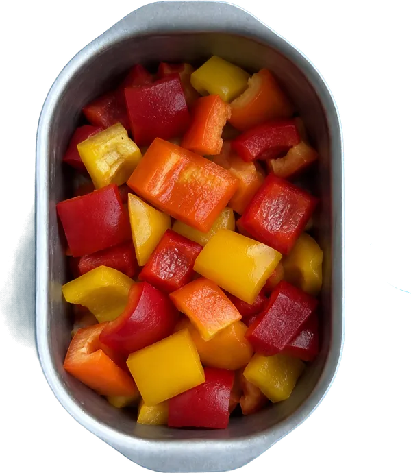 Nel secondo contenitore mettete 180 g di peperoni a dadini grandi.