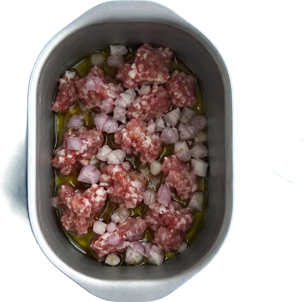 Nel primo contenitore mettete 20 g di olio extravergine di oliva, 200 g di salsicce fresche a pezzetti e 40 g di scalogni tritati.