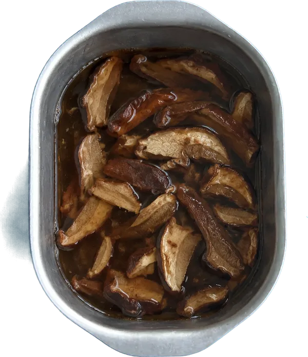 Nel terzo contenitore mettete 250 g di acqua di ammollo dei funghi e 40 g di funghi porcini secchi ammollati a listarelle.