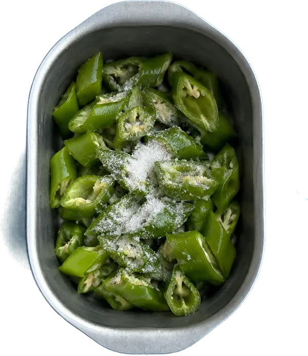Nel secondo contenitore mettete 200 g di peperoni friggitelli a losanghe e 3 cucchiai Liffo di sale fino.