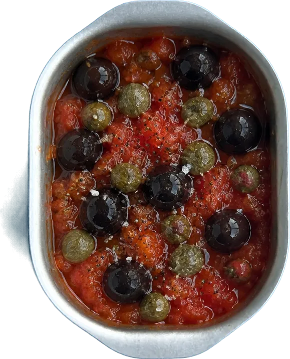 Nel quinto contenitore mettete 200 g di polpa di pomodoro, 60 g di olive nere denocciolate intere, 25 g di capperi sotto sale dissalati interi, 3 cucchiai Liffo di sale fino e 1 pizzico di pepe nero.