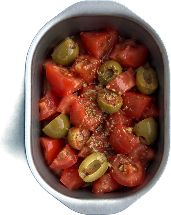 Nel terzo contenitore mettete 200 g di polpa di pomodoro, 25 g di olive verdi denocciolate a metà e 1 pizzico di origano essiccato.