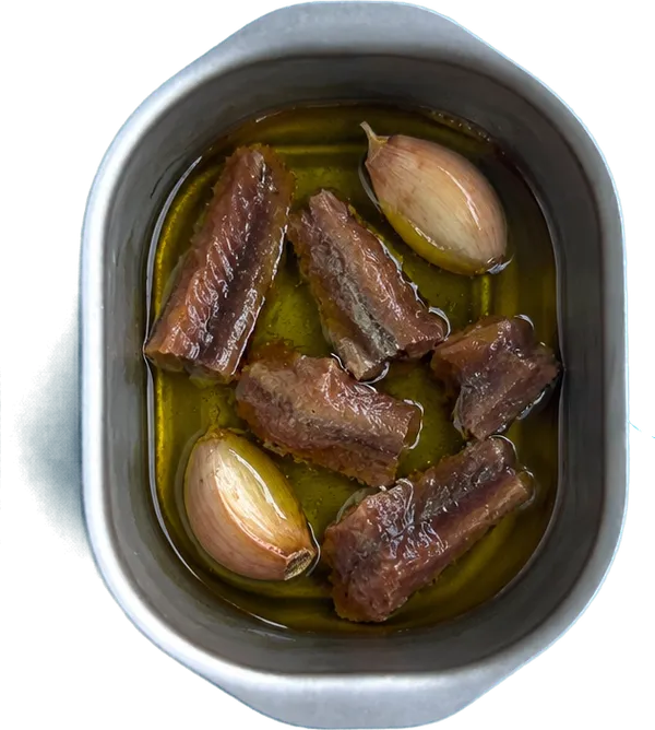 Nel primo contenitore mettete 35 g di olio extravergine di oliva, 6 filetti di acciughe sott'olio a pezzetti e 2 spicchi di aglio fresco in camicia.