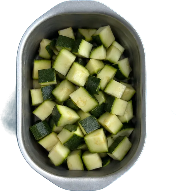 Nel secondo contenitore mettete 190 g di zucchine a dadini medi.