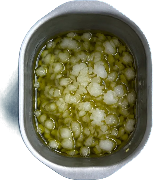 Nel primo contenitore mettete 35 g di olio extravergine di oliva e 30 g di cipolle bianche tritate.
